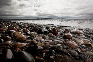 Kamenité pobřeží ve Skotsku