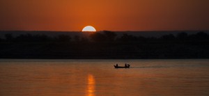 Východ slunce na řece Iravadi