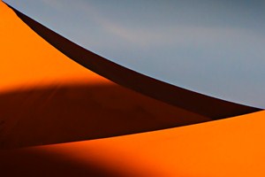 Ranní slunce kreslí po dunách